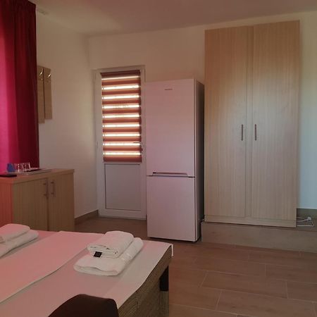 קוסטינסטי Evana House מראה חיצוני תמונה