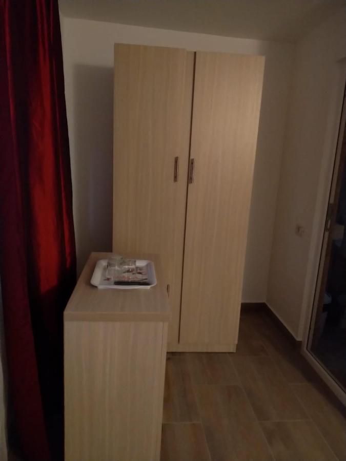 קוסטינסטי Evana House מראה חיצוני תמונה