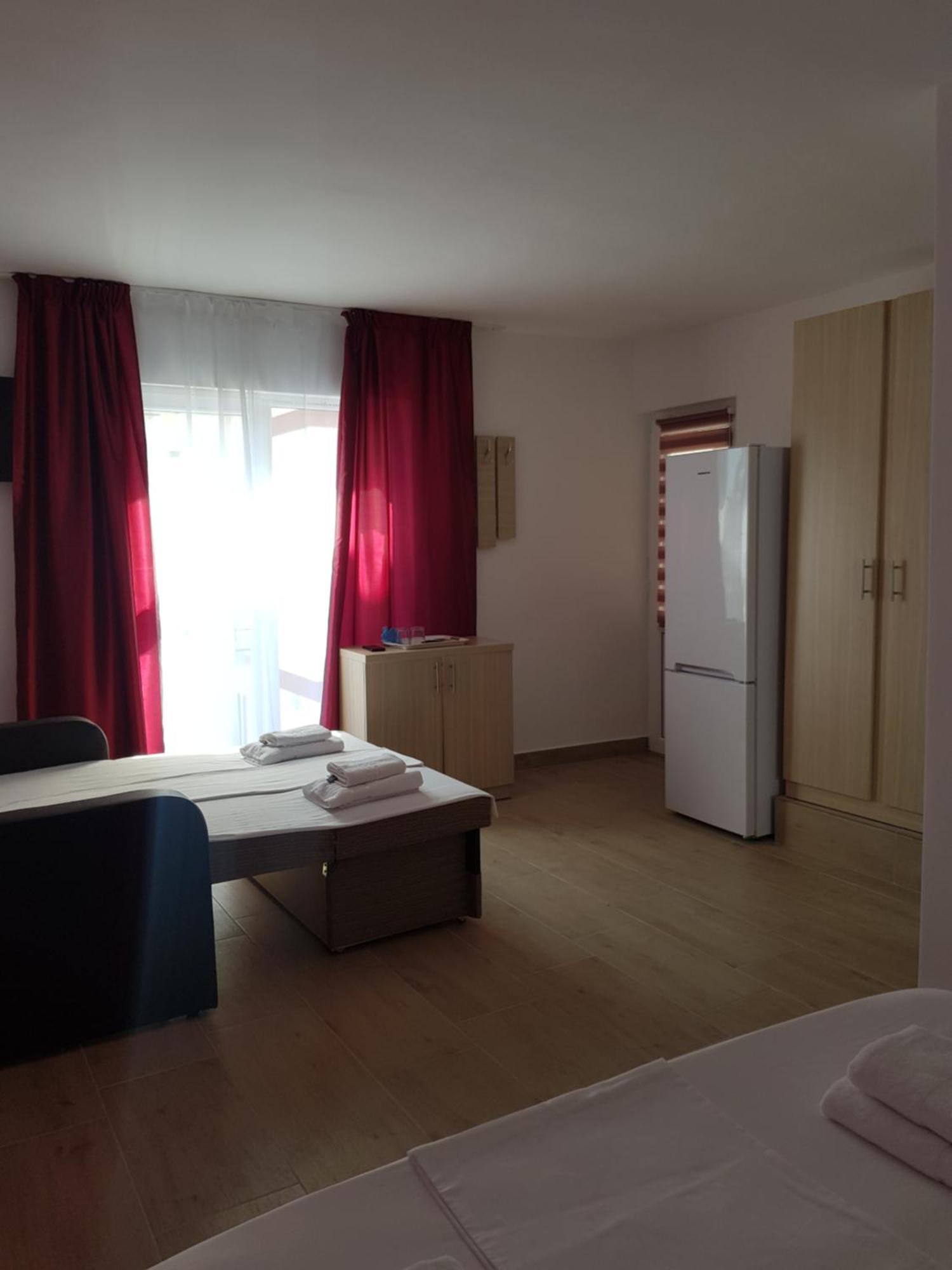 קוסטינסטי Evana House מראה חיצוני תמונה