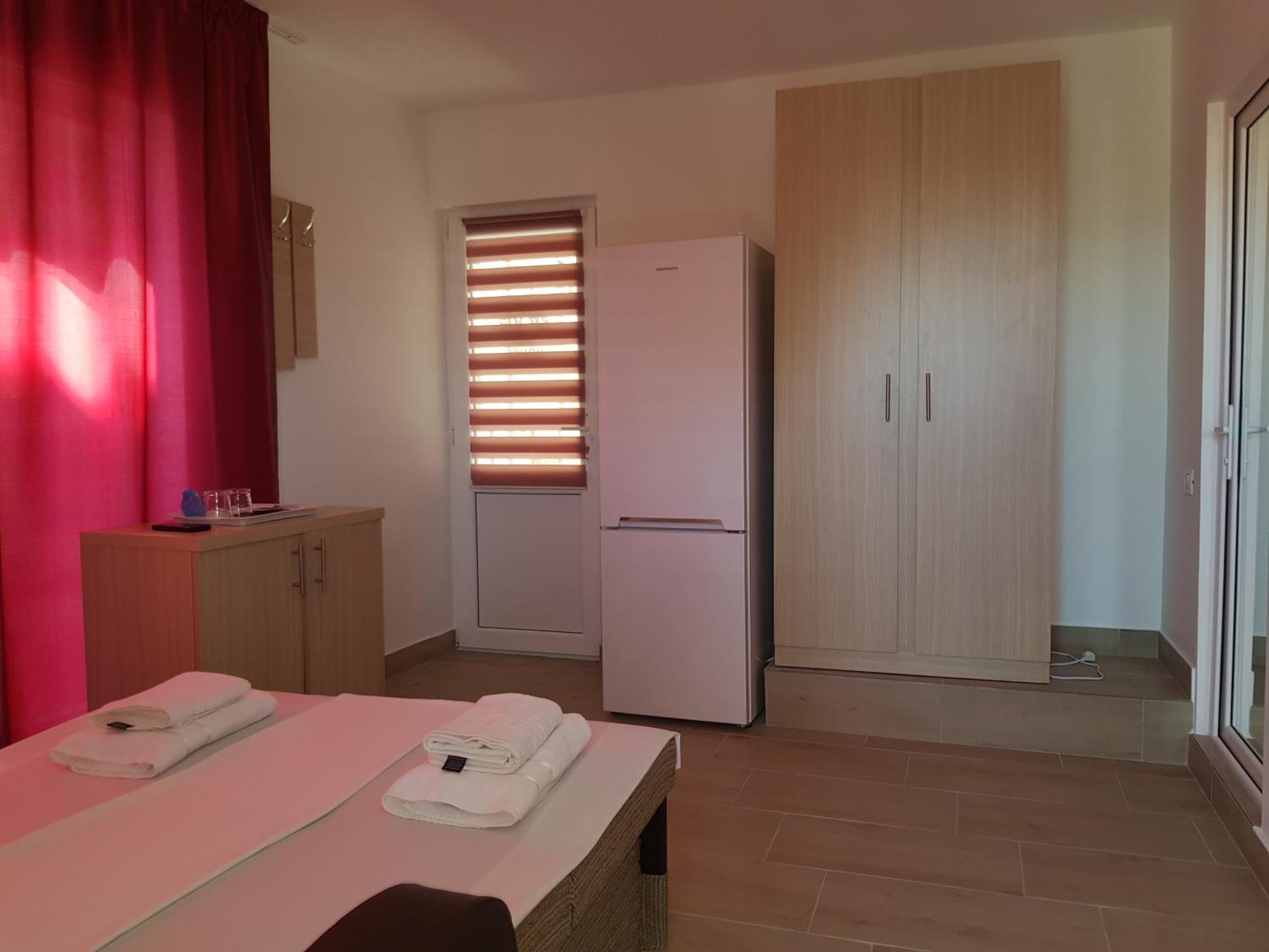 קוסטינסטי Evana House מראה חיצוני תמונה