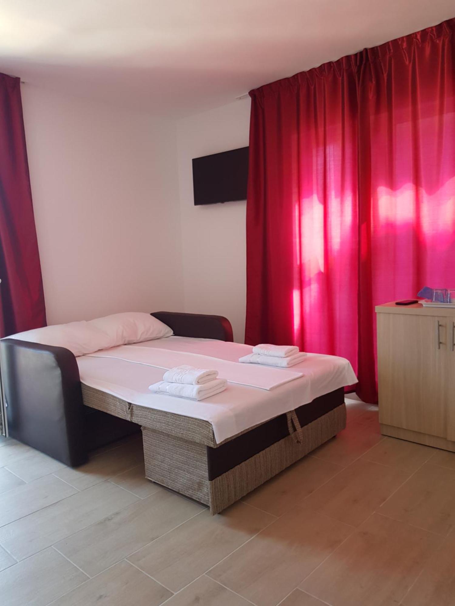 קוסטינסטי Evana House מראה חיצוני תמונה