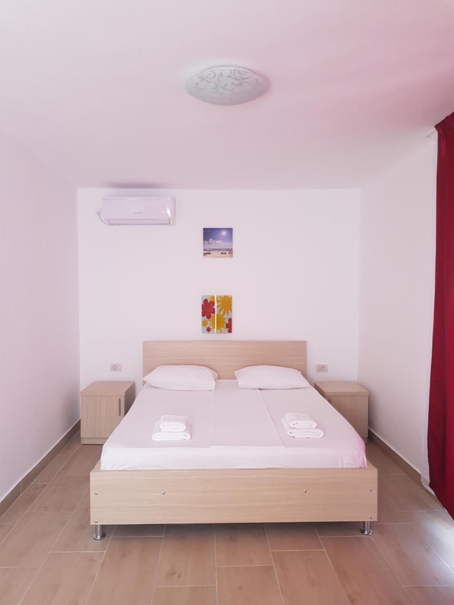 קוסטינסטי Evana House מראה חיצוני תמונה