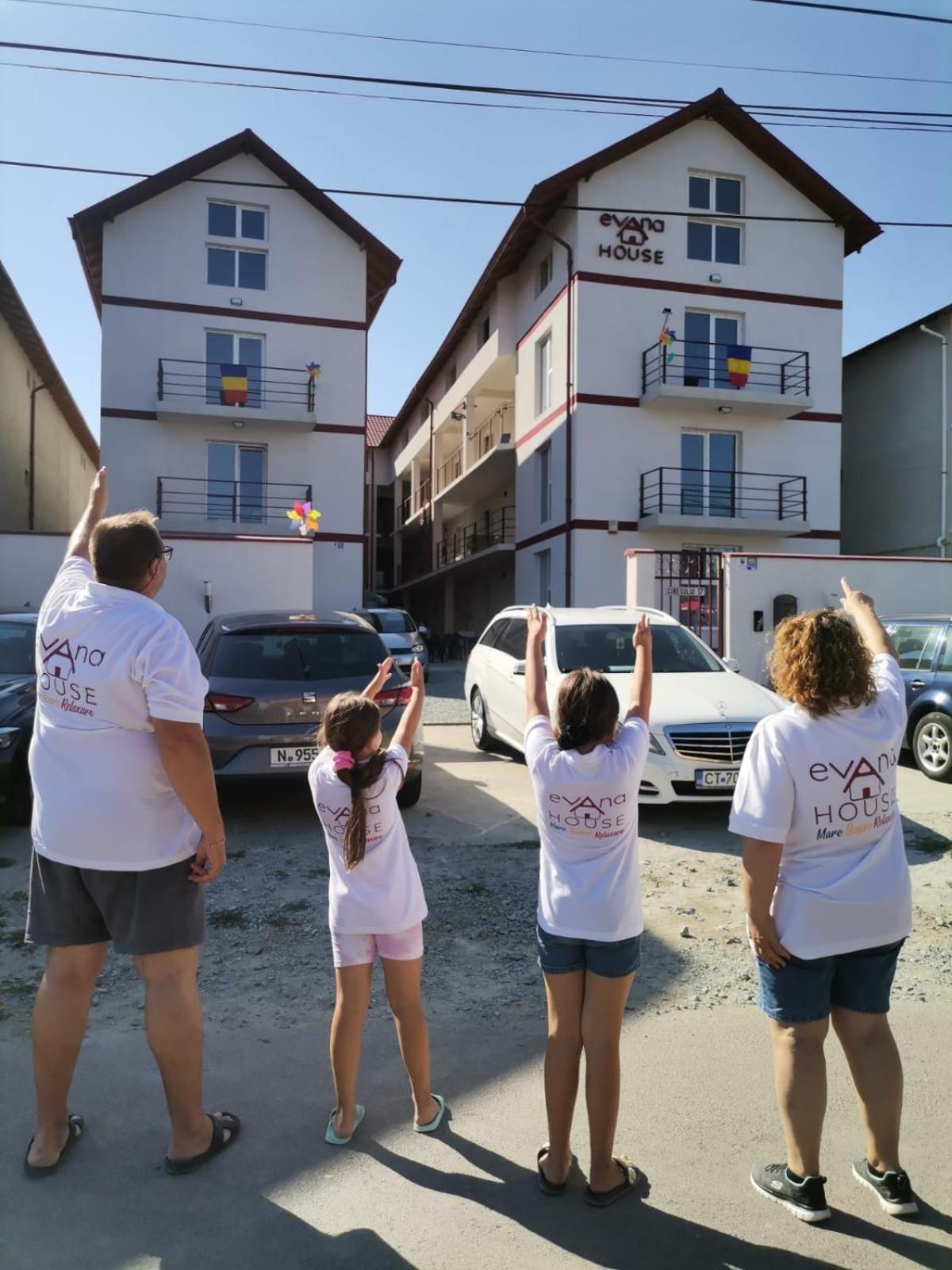 קוסטינסטי Evana House מראה חיצוני תמונה