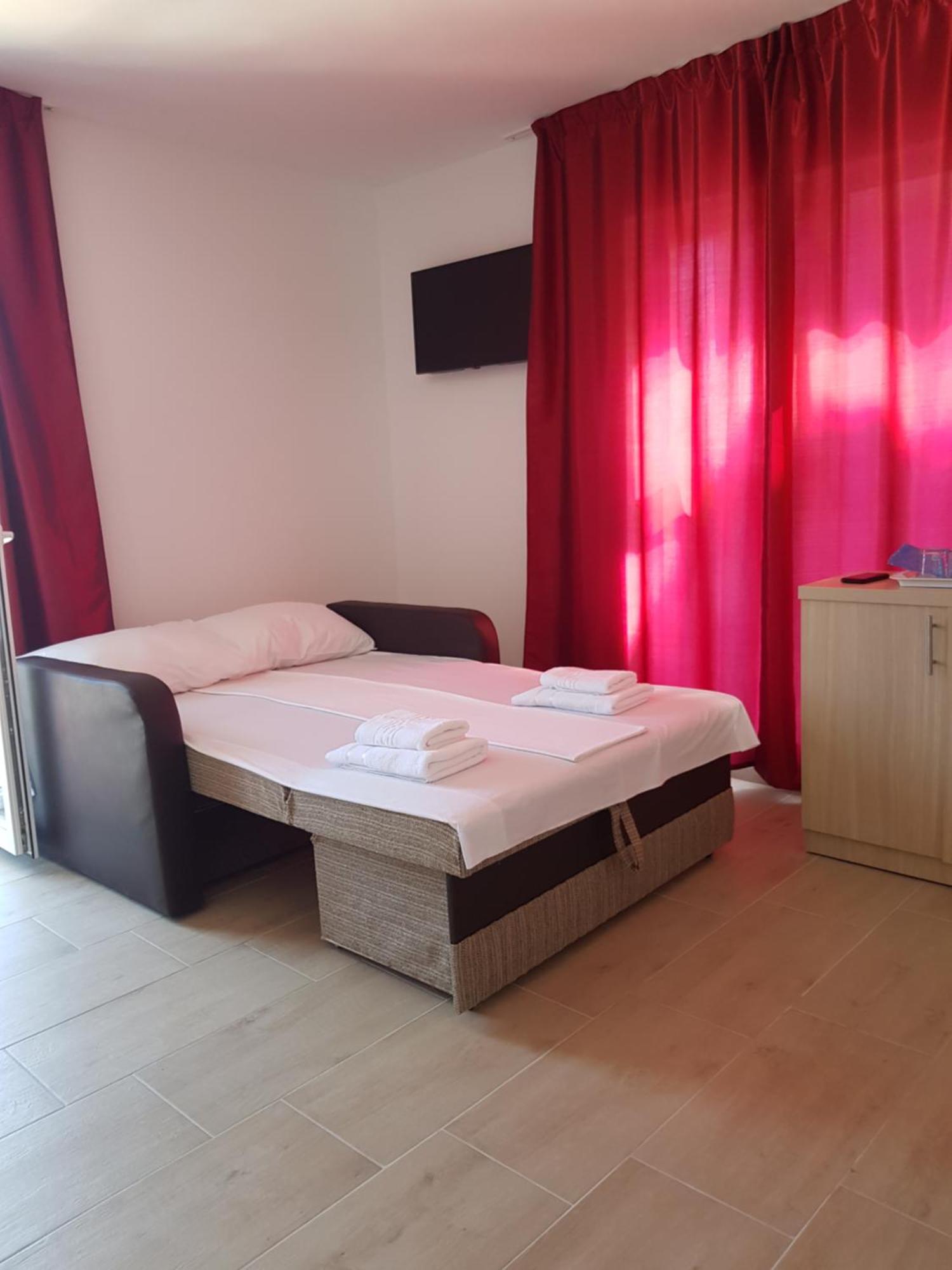 קוסטינסטי Evana House מראה חיצוני תמונה